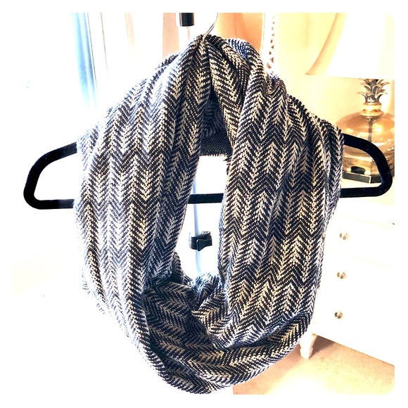 Accessories - Black and White Circle Scarf